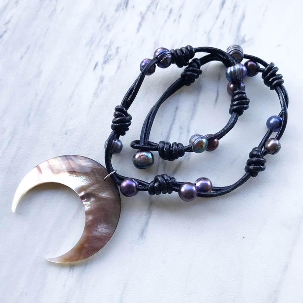 Mother of pearl moon black pearl leather choker - Picture 1 of 8